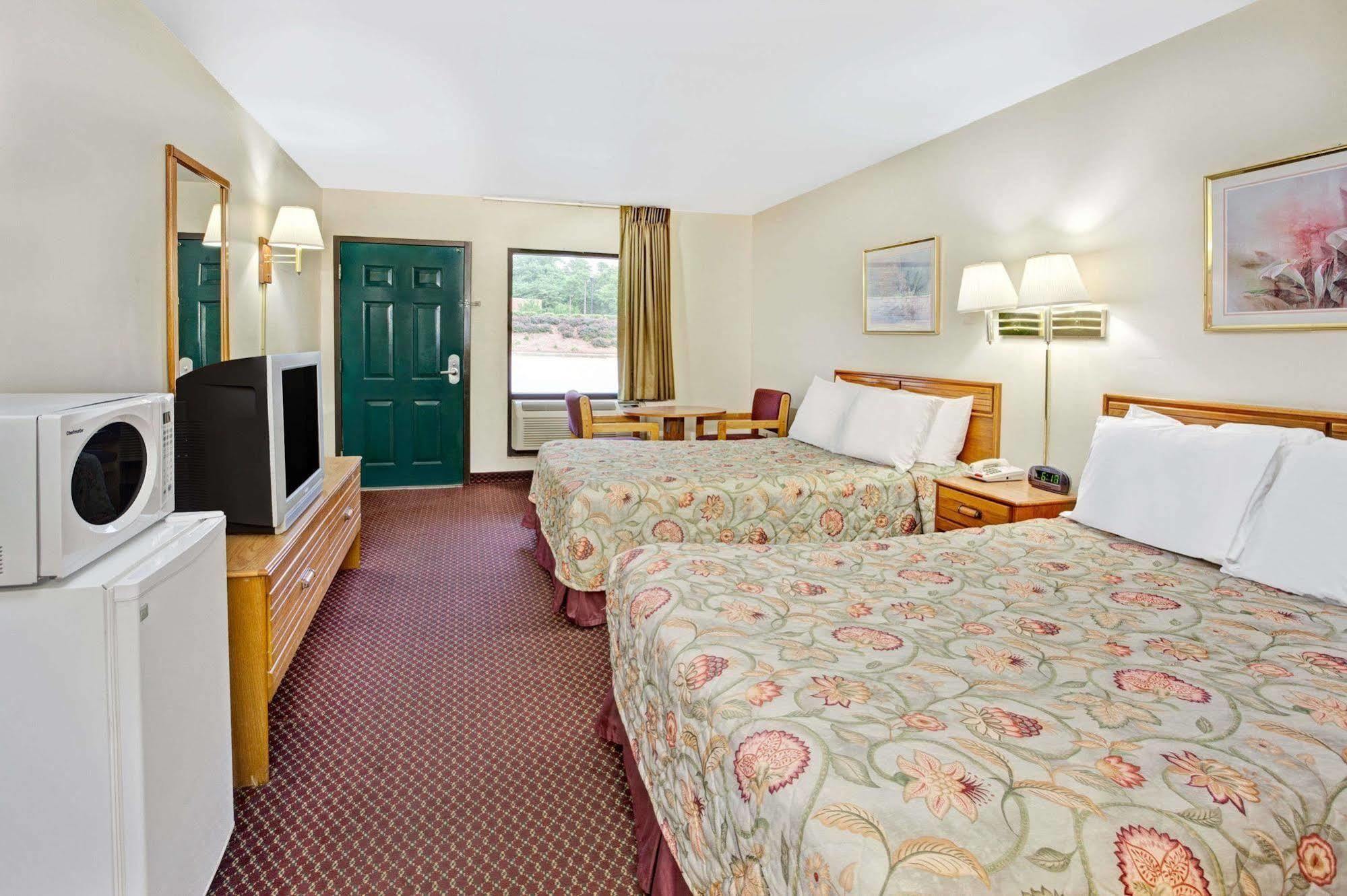 Hotel Super 8 By Wyndham Marietta/West/Atl Area Exterior foto